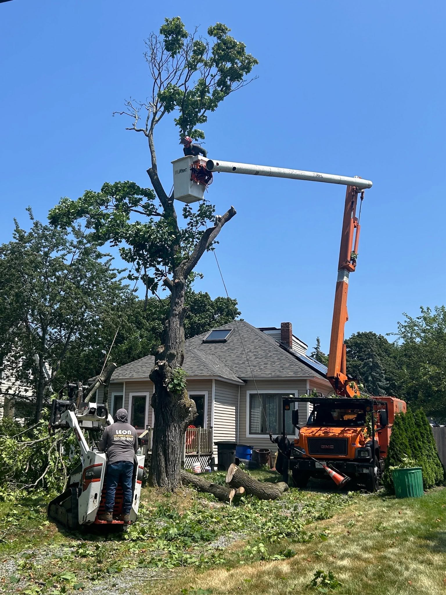 Altec Aerial Bucket & Bobcat MT100